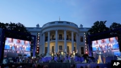 La compañía Paso África se presenta durante un concierto de Juneteenth en el jardín sur de la Casa Blanca en Washington, el martes 13 de junio de 2023.
