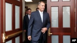 El presidente de la Cámara de Representantes, John Boehner, sale de una reunión estratégica sobre la crisis en la frontera.