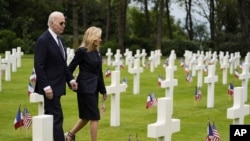 جو بایدن رئیس جمهوری آمریکا و همسرش در گورستان سربازان کشته‌شده آمریکایی در نرماندی - ۱۷ خرداد ۱۴۰۳ 