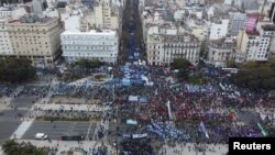 Miles de argentinos marcharon por el centro de Buenos Aires en demanda de más ayuda del gobierno para combatir la crisis económica que atraviesa el país, el 17 de agosto de 2022. Foto Reuters.