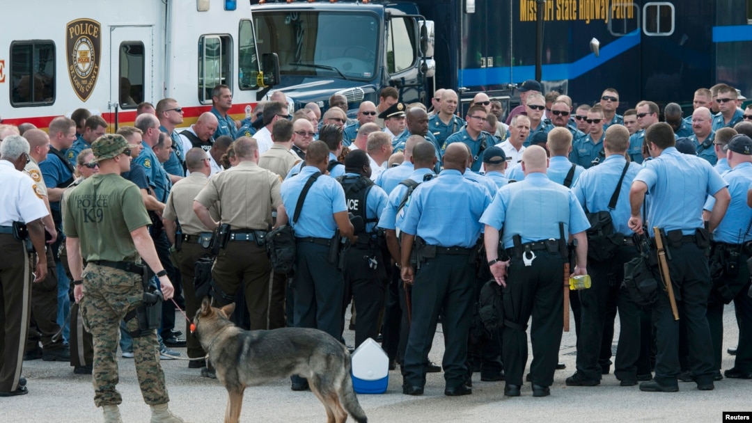 Missuri shtatining Ferguson shahrida politsiyachilar yig'in o'tkazmoqda, 18-avgust, 2014-yil.