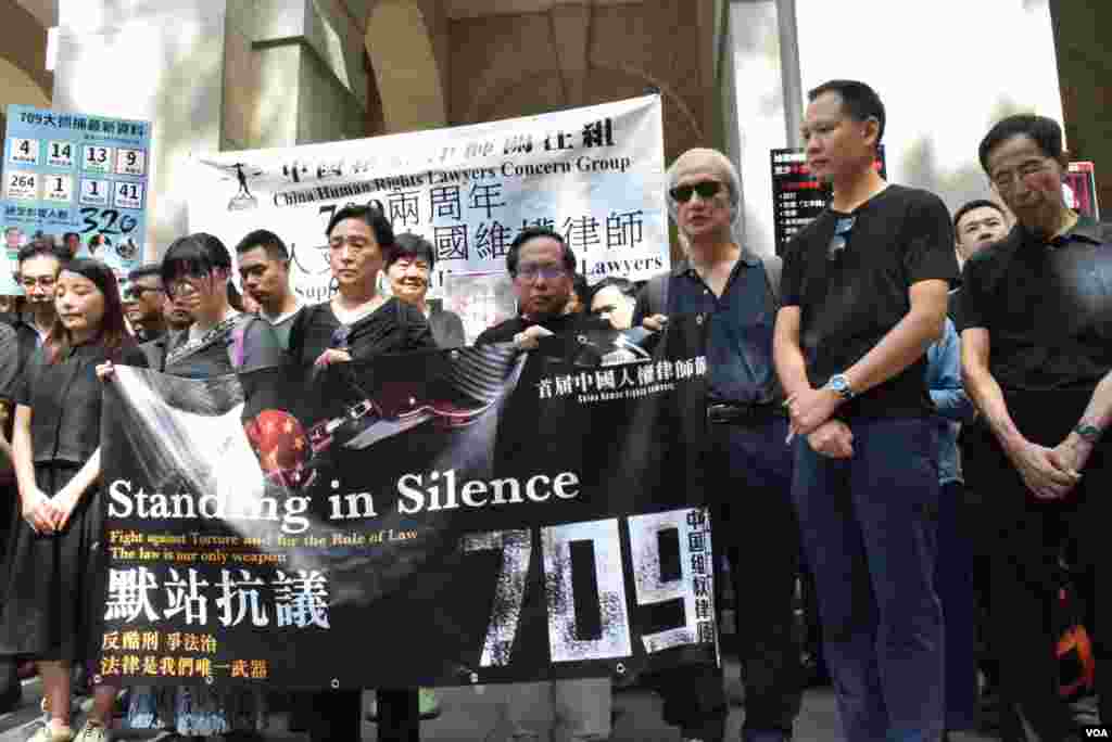 香港法律界及政界人士为诺贝尔和平奖得主刘晓波默站3分钟，呼吁中国政府让他自由到外国就医（美国之音汤惠芸拍摄）