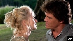 Left to Right: Naomi Watts as Sally and Josh Brolin as Roy