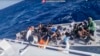 Video penjaga pantai Italia menunjukkan migran yang diselamatkan dari perahu mereka dekat perairan Pulau Lampedusa, Italia bulan April lalu (foto: dok). 