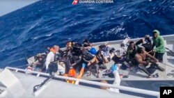 Video penjaga pantai Italia menunjukkan migran yang diselamatkan dari perahu mereka dekat perairan Pulau Lampedusa, Italia bulan April lalu (foto: dok). 