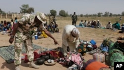 Des soldats sécurisent des personnes fuyant Boko Haram, dans le nord-est du Nigeria, le 8 décembre 2015