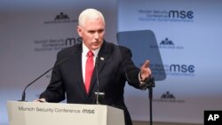 Wakil Presiden Amerika Mike Pence dalam pidato di Konferensi Keamanan Munich di Jerman, hari Sabtu (16/2). 