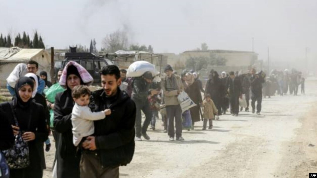 Warga sipil melarikan diri dari wilayah Hammuriyé di daerah kantong pemberontak Ghouta Timur, setelah sekitar satu bulan melakukan pemboman oleh rezim Suriah, 15 Maret 2018.