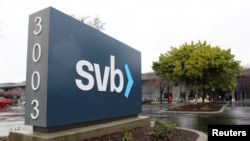 Papan petunjuk Silicon Valley Bank di kantor pusatnya di Santa Clara, California, 10 Maret 2023. (Foto: Nathan Frandino/Reuters)