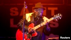 Le chanteur Blues Lucky Peterson joue de la guitare sur la scène du festival de jazz de Saint Louis à Saint-Louis, au Sénégal, 8 Juin 2014.