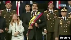 El presidente venezolano, Nicolás Maduro, reacciona durante un evento que fue interrumpido. Fotograma tomado de video 4 de agosto de 2018, Caracas, Venezuela. (Reuters)