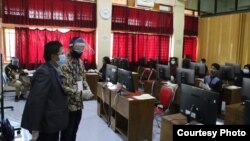 Ketua MRPTNI yang juga menjabat Rektor UNS, Profesor Jamal Wiwoho ( bermasker memakai jas) melihat langsung suasana UTBK SBMPTN di UNS Solo dengan protokol kesehatan ketat saat ujian berlangsung, Minggu, 5 Juli 2020. (Foto: Panitia UTBK SBMPTN UNS Solo)