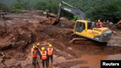 Petugas penyelamat berusaha melakukan penggalian di lokasi tanah longsor di desa Malin, negara bagian Maharashtra, India (30/7).