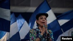 La vicepresidenta de Nicaragua, Rosario Murillo, hace un gesto a sus simpatizantes durante una marcha denominada "Caminamos por la paz y la vida. Justicia" en Managua, el 5 de septiembre de 2018.
