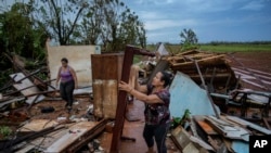 La gente recupera pertenencias de sus casas, que fueron destruidas por el huracán Rafael, en Alquizar, Cuba, el jueves 7 de noviembre de 2024. (Foto AP/Ramon Espinosa).