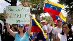 Estudiantes y opositores participaron en una nueva marcha antigubernamental este viernes en Caracas.