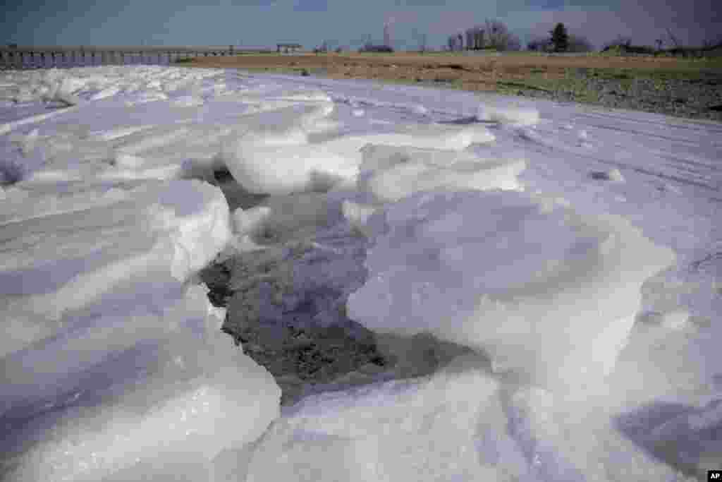 Chunks of ice forms along the shore of the Raritan Bay in the northern part of the New Jersey Shore, Jan. 3, 2018, in Keansburg, New Jersey.