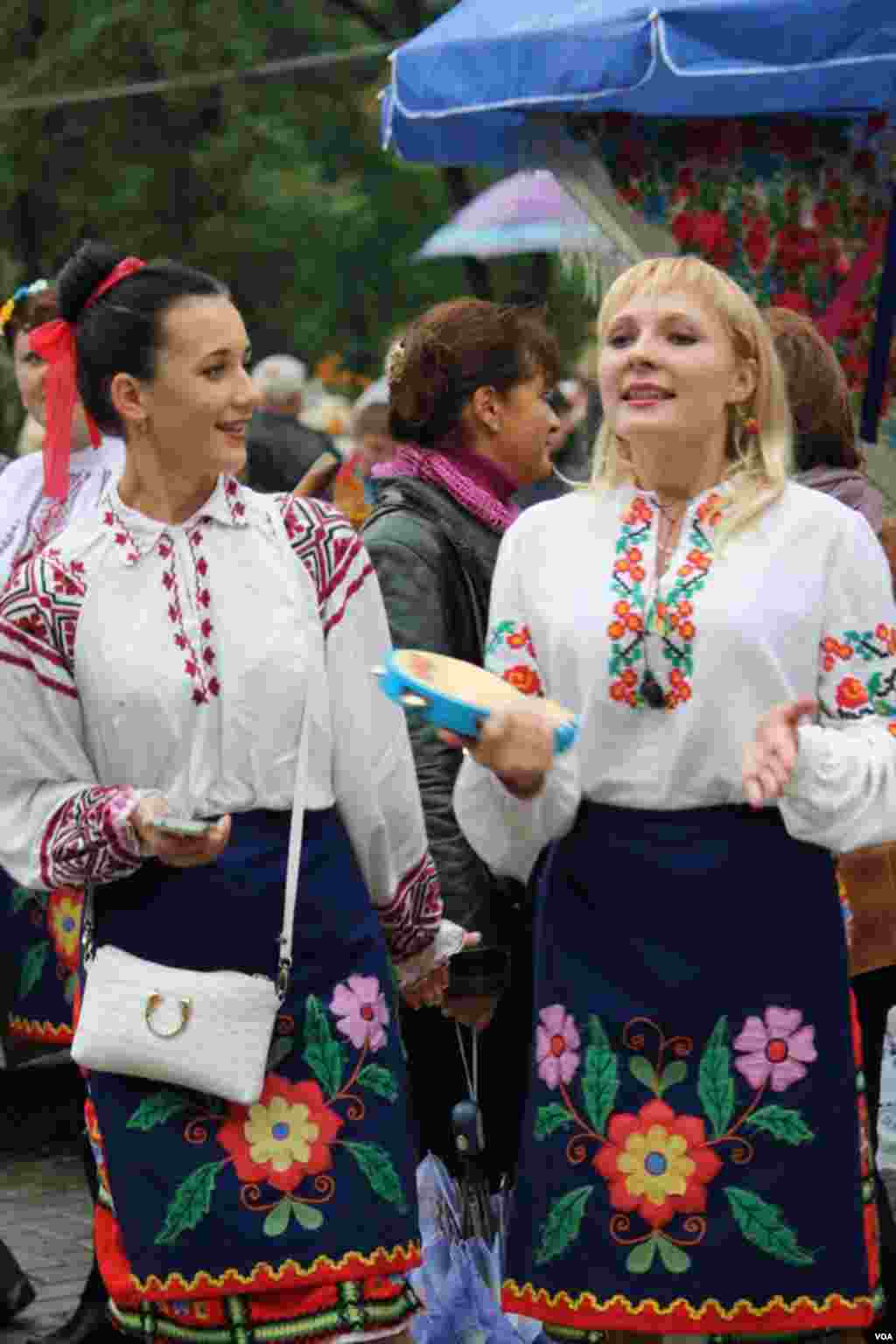 Украинские танцы и пляски, продавцы в национальных костюмах, к дерунам &ndash; разливная недорогая водка и настойки, &ndash; и даже дождь не смог помешать празднику. 