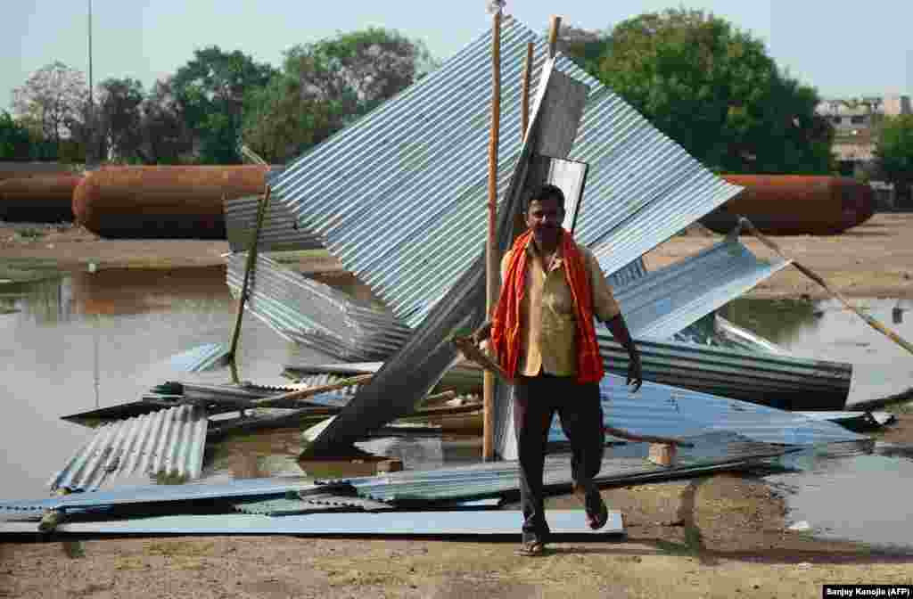 Hangar détruit par la tempête près d&#39;un chantier de construction à Allahabad en Inde le 3 mai 2018.