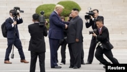 도널드 트럼프 미국 대통령과 김정은 북한 국무위원장이 2019년 6월 30일 판문점에서 만나 악수를 나누고 있다.
