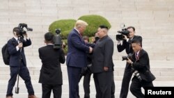 2019년 6월 30일 도널드 트럼프 미국 대통령과 김정은 북한 국무위원장이 판문점에서 만나 악수하는 모습.