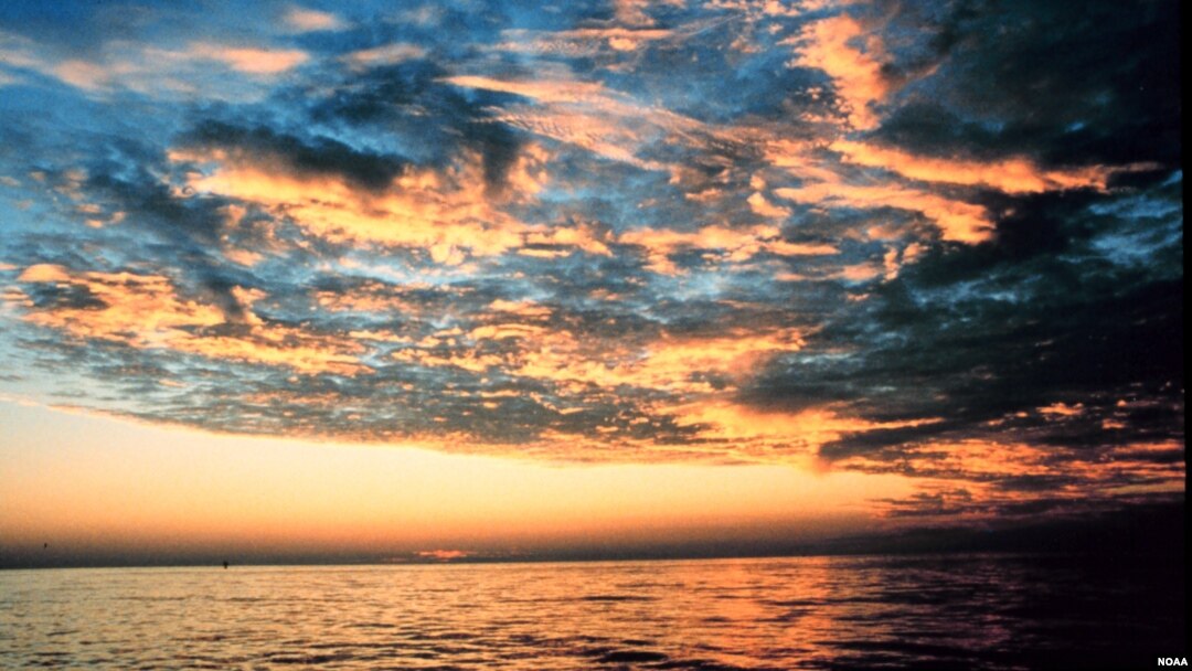 Matahari terbenam terlihat dari pantai Lousiana di Teluk Meksiko dalam gambar yang ditangkap oleh salah satu anggota Korps NOAA.