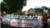 Des manifestants brandissent des affiches et des calicots disant "non" au référendum sur un projet de révision de la Constitution prévu le 9 juillet, à Bamako, Mali, 17 juin 2017. (VOA/Ali24)