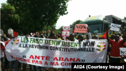 Des manifestants brandissent des affiches et des calicots disant "non" au référendum sur un projet de révision de la Constitution prévu le 9 juillet, à Bamako, Mali, 17 juin 2017. (VOA/Ali24)