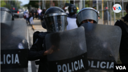 Policías impiden cobertura a periodistas durante el allanamimento a Cristiana Chamorro el pasado 2 de junio en Managua. Foto Archivo VOA.