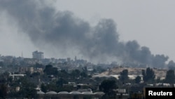 El humo se eleva tras los ataques israelíes durante una operación militar israelí en Rafah, visto desde Khan Younis, en el sur de la Franja de Gaza, el 28 de mayo de 2024.