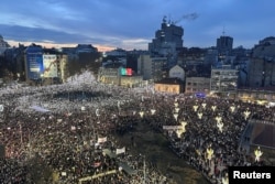 Hiljade ljudi drži upaljena svetla na svojim mobilnim telefonima, tokom protesnog skupa na Trgu Slavija u Beogradu, 22. decembra 2024. (Foto: Rojters/Branko Filipović)