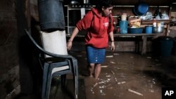 Une femme dans sa maison inondée lors du passage de l'ouragan Iota à Siuna, au Nicaragua, le 17 novembre 2020 (AP)