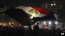 Egipcios delebran la victoria de Mhoammed Morsi, en la plaza Tahrir de El Cairo, este lunes 25 de junio de 2012.