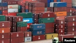 VOA卫视美国观察 因中国锁台军演，美重新考虑对华关税议题；佩洛西重申支持台湾，称访台并不偏离美国政策；中国主导的17+1集团减少为14+1