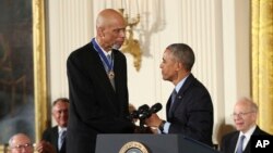 El exbasquetbolista estrella de EE.UU., una de las glorias del deporte, agradece al presidente Barack Obama luego de recibir la Medalla Presidencial de la Libertad, el más alto honor civil de la nación.