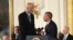 El exbasquetbolista estrella de EE.UU., una de las glorias del deporte, agradece al presidente Barack Obama luego de recibir la Medalla Presidencial de la Libertad, el más alto honor civil de la nación.