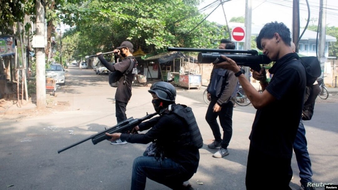 Manifestantes sostienen pistolas de aire comprimido caseras durante una protesta contra el golpe militar en Rangún, Myanmar, el 3 de abril de 2021.