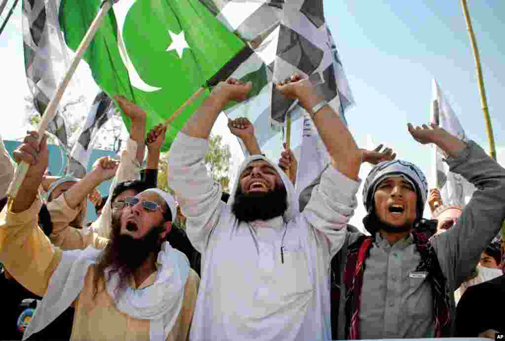 Supporters of the anti-Indian Pakistani religious group Jamat-ud-Dawa chant slogans during a march to celebrate Pakistan&#39;s National Day, in Peshawar, March 23, 2015.
