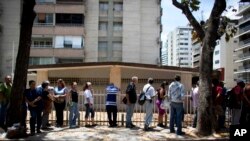 Venezolanos hacen fila para comprar pan en Caracas, el viernes 23 de marzo de 2018. Los principales partidos de oposición han convocado a una huelga de un día para el martes 21 de agosto, para protestar recientes medidas económicas anunciadas por el gobierno.