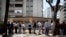 Venezolanos hacen fila para comprar pan en Caracas, el viernes 23 de marzo de 2018. Los principales partidos de oposición han convocado a una huelga de un día para el martes 21 de agosto, para protestar recientes medidas económicas anunciadas por el gobierno.