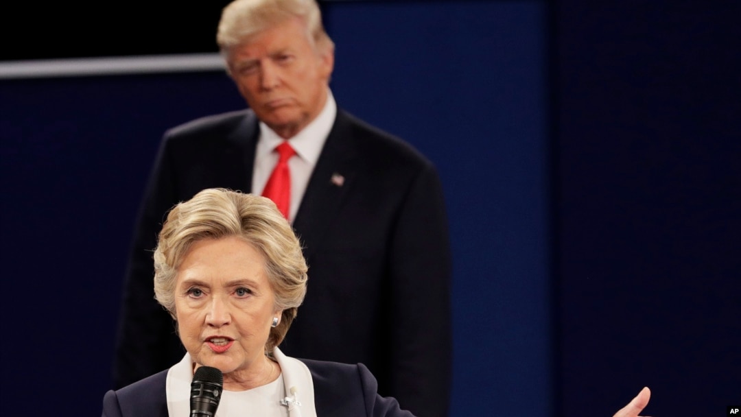 Hillary Clinton dan Donald Trump dalam acara debat Capres di Universitas Washington di St. Louis, 9 Oktober 2016 (foto: dok). 