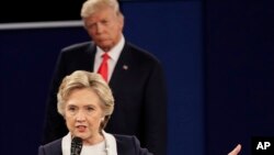 Hillary Clinton dan Donald Trump dalam acara debat Capres di Universitas Washington di St. Louis, 9 Oktober 2016 (foto: dok). 