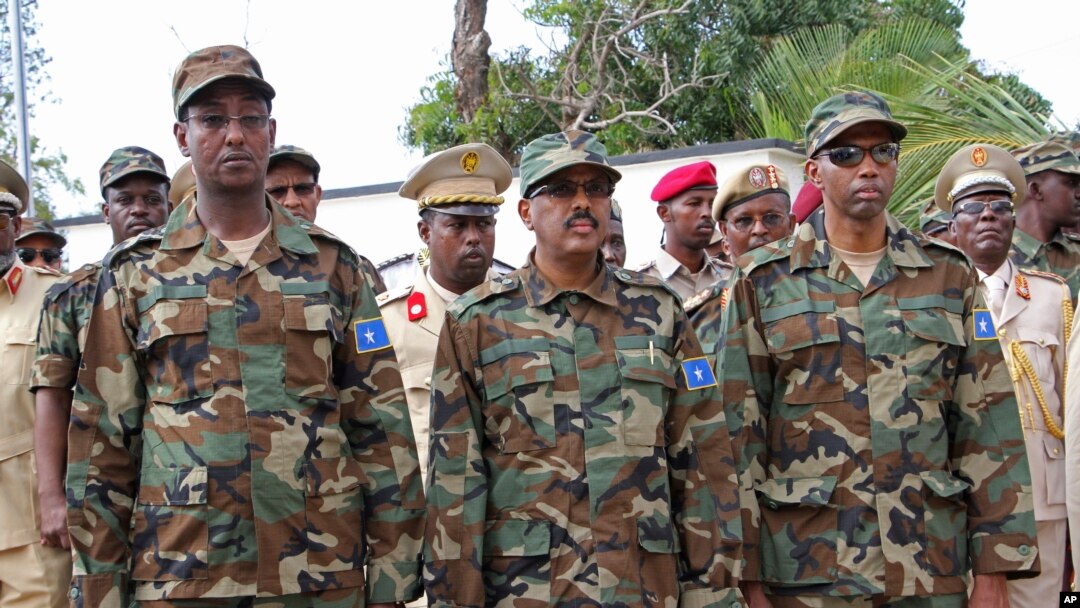 Perezida wa Somaliya Abdullahi Mohamed hagati, ministre wa mbere Hassan Ali Khayre i buryo hamwe n'umukuru w'ibiro bikuru vya gisirikare