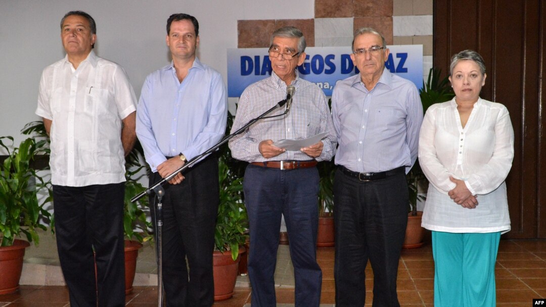 Retired Colombian General Jorge Enrique Mora (C) reads a statement at the Convention Palace in Havana during peace talks with FARC, Dec. 1, 2015, with the head of the Colombian government delegation, Humberto de la Calle (2-R), and delegation members, retired General Oscar Naranjo (L), Sergio Jaramillo (2-L), and Maria Paulina Riveros (R). Handout picture released by Colombia's High Commissioner for Peace press office. 