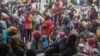 Personas desplazadas por los ataques de las pandillas se refugian en el Ayuntamiento del vecindario de Kenscoff, en Puerto Príncipe, Haití, el lunes 3 de febrero de 2025. (AP Foto/Odelyn Joseph).