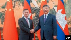 시진핑(오른쪽) 중국 국가주석과 훈 마넷 캄보디아 총리가 15일 베이징에서 회동하고 있다.
