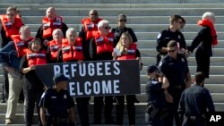 Líderes religiosos y los miembros de grupos de derechos humanos son arrestados por la policía del Capitolio de EE. UU., durante una protesta que llama al Congreso a no poner fin al programa de reasentamiento. 