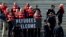 Líderes religiosos y los miembros de grupos de derechos humanos son arrestados por la policía del Capitolio de EE. UU., durante una protesta que llama al Congreso a no poner fin al programa de reasentamiento.