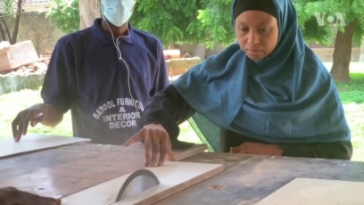 Yadda Wata Matar Aure Take Sana'ar Kafinta A Kano