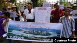 2010年缅甸社会公开抗议建造密松大坝。（照片来源：缅甸非政府组织克钦发展网络提供）